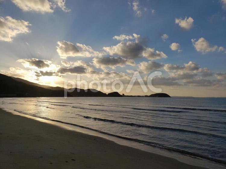 夕暮れ時の糸島の海岸 夕暮れ,夕焼け,海の写真素材