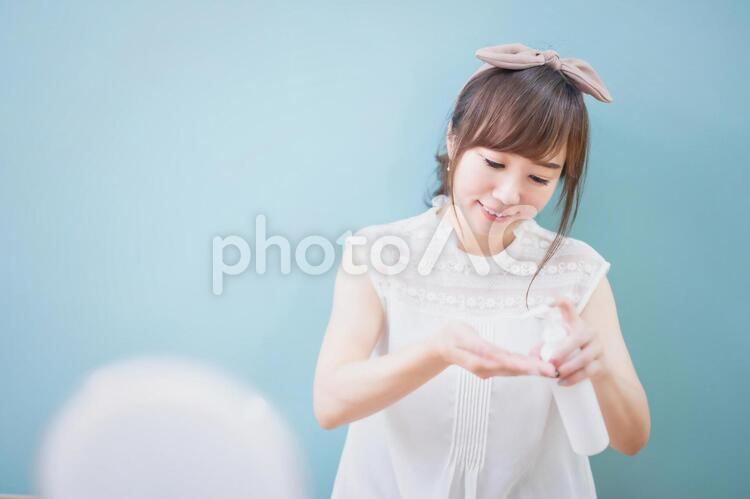 肌を保湿するためにスキンケアする女性 スキンケア,保湿,女性の写真素材