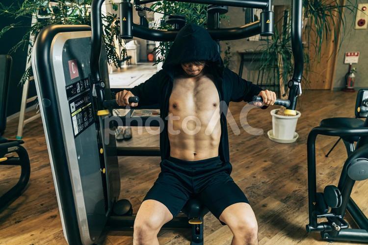 スポーツジムで体を鍛える男性（胸筋） スポーツジム,筋トレ,運動の写真素材