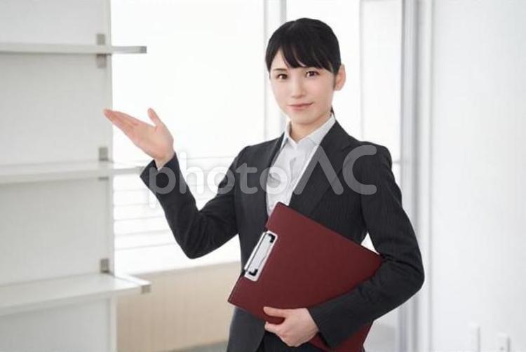 家の案内をする日本人女性不動産営業職 不動産,営業職,女性の写真素材