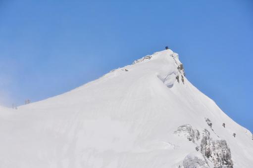雪の谷川岳山頂に立つ登山者 雪山,谷川岳,山頂の写真素材