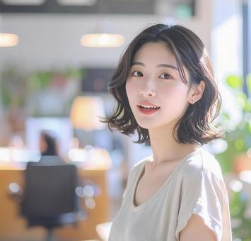 若い女性 呼ばれて 振り向く 若い女性 呼ばれて 振り向くの写真