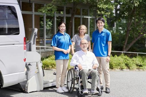 Wheelchair-riding elderly and caregivers, senior citizens, nurses, wheelchair, JPG