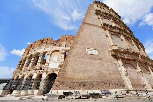 ローマの象徴・コロッセオ外観 ローマの象徴・コロッセオ外観 コロッセオ,ローマ,イタリアの写真素材