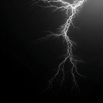 雷雲を切り裂くドラマチックな光の線 雷雲を切り裂くドラマチックな光の線の写真