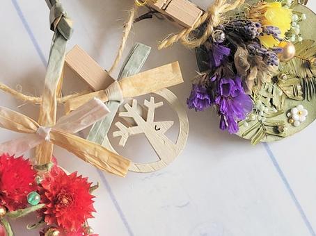 トナカイのモチーフと花 クリスマス,トナカイ,オーナメントの写真素材