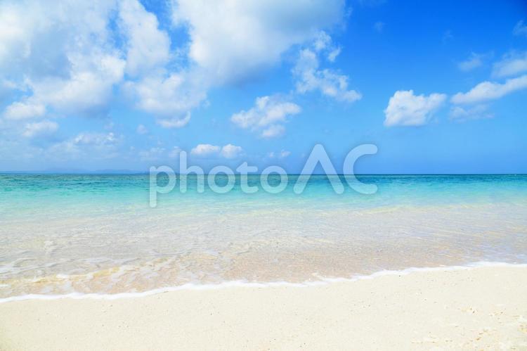 青空と綺麗な海の風景 海,沖縄,日本の写真素材