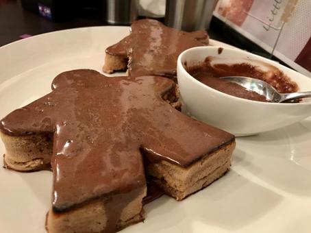 人型パンケーキのチョコソース添え 人型パンケーキのチョコソース添え パンケーキ,チョコレートソース,デザートの写真素材