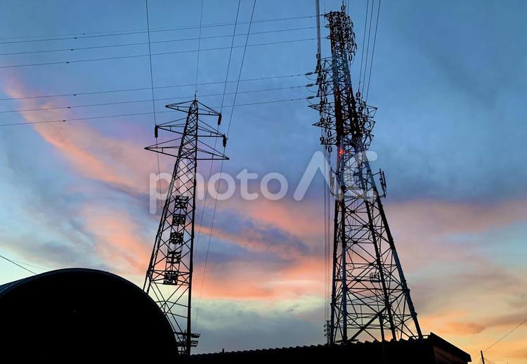 夕方の空と鉄塔 空,夕方,夕暮れの写真素材
