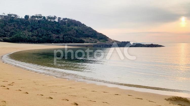 波戸岬の浜辺に沈む夕陽 波戸岬,浜辺,夕陽の写真素材