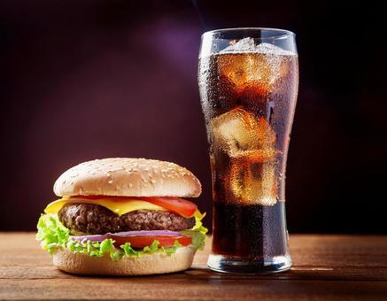 ハンバーガーとポテトとコーラ ハンバーガーとポテトとコーラの写真