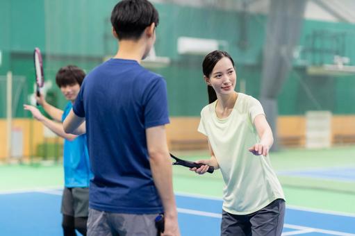 スポーツジムでテニスをする若い男女 テニス,テニススクール,スポーツジムの写真素材