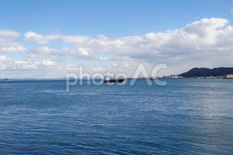 関門海峡　青空のもと航行する船 関門海峡,下関,観光の写真素材