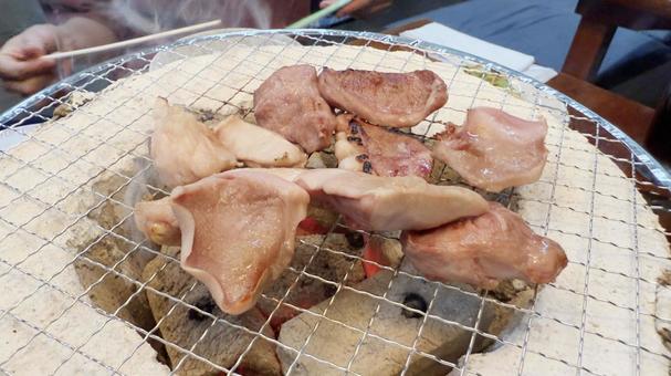 ホルモン焼肉屋で七輪炭焼き ホルモン焼肉屋で七輪炭焼き 焼肉,カルビ,七輪の写真素材