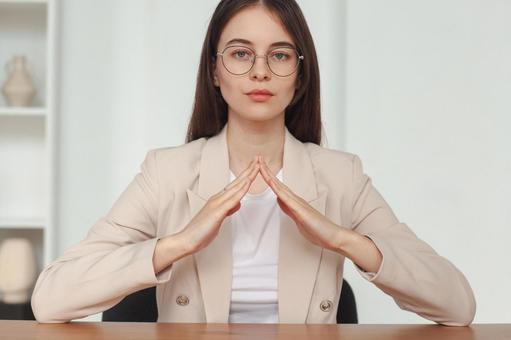 屋根を表現する女性 保険業,事務職,接客業の写真素材