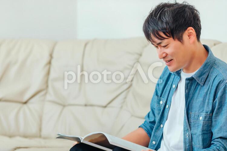 待合室で雑誌を読む男性 病室,待合室,受付の写真素材