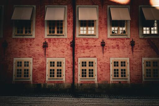 赤壁と窓と人物 赤い壁,古い建物,窓の写真素材