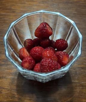 R7.06.11 食後の苺 R7.06.11 食後の苺の写真