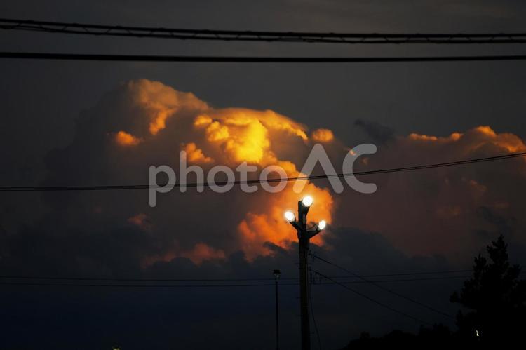 夕暮れと雲 夕焼け,夕日,自然の写真素材