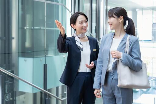 オフィス案内するコンシェルジュ 受付,コンシェルジュ,ビジネスの写真素材