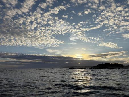 鱗雲 鱗雲,夕日,海の写真素材