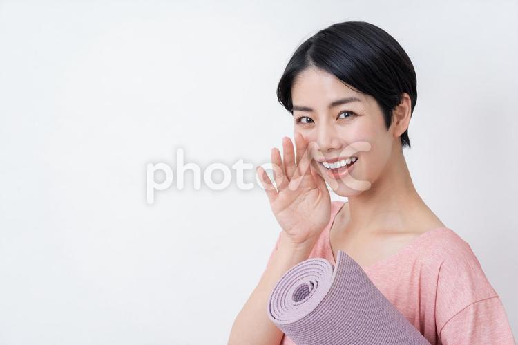 応援するヨガインストラクターの女性 ヨガ,フィットネス,女性の写真素材