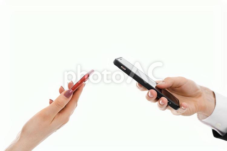 スマホを持つ2人の手元 スマートフォン,持つ,操作の写真素材