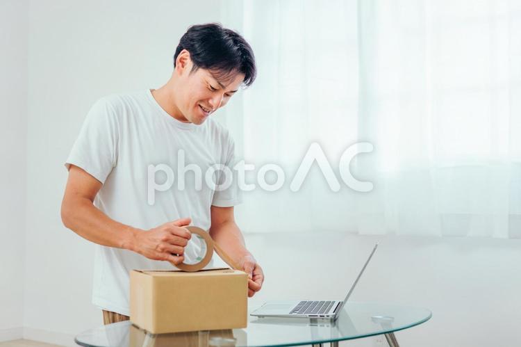 荷造りする男性（笑顔） 荷造り,梱包,引越しの写真素材