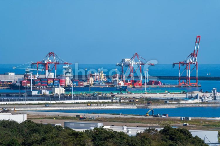 海の見える丘、沿岸部の工場地帯 海岸線,海,空撮の写真素材