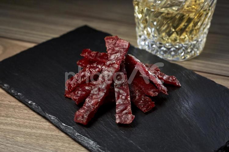 ビーフジャーキーとウイスキー ビーフジャーキー,酒のあて,ウイスキーの写真素材