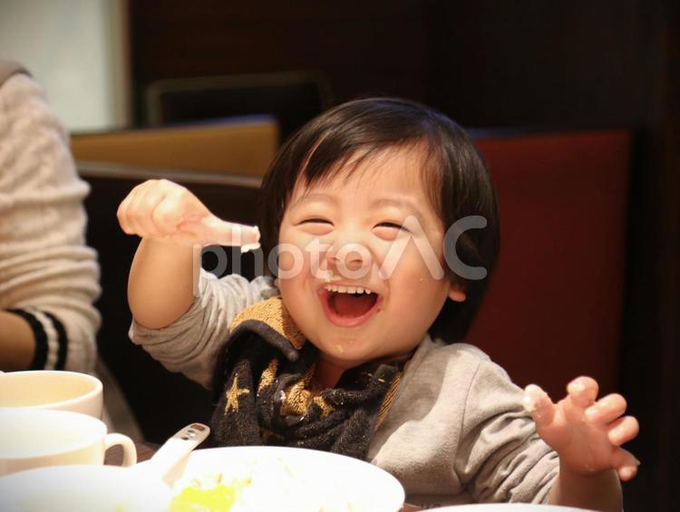 ごちそうを食べて大喜びの男の子8334 こども,男の子,男児の写真素材