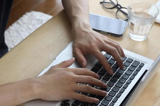 パソコン作業中の男性の手元 ビジネス,男性,パソコンの写真素材