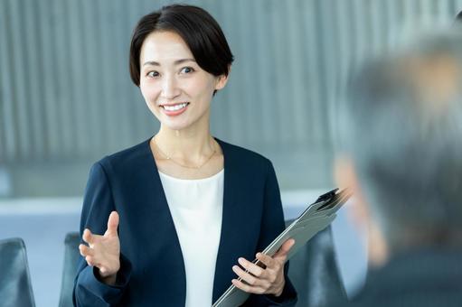 打ち合わせするビジネスウーマン 打ち合わせするビジネスウーマン 商談,契約,笑顔の写真素材