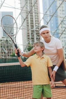 指導を受けながら練習する子供 男の子,女性,外国人の写真素材