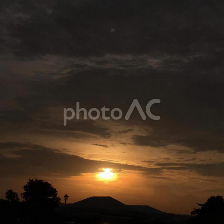 暗い夕焼け 日暮れ,太陽,暁の写真素材