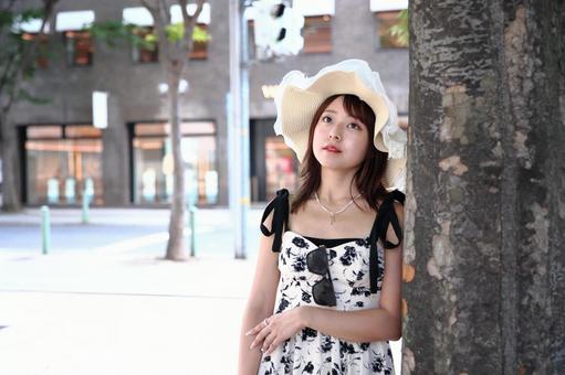 木陰で景色を眺める女性 木陰で景色を眺める女性の写真