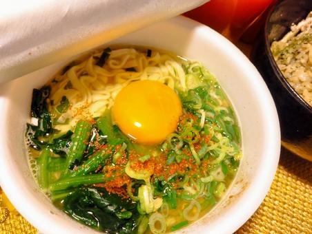 すうどんにトッピング すうどんにトッピング カップうどん,カップ麺,インスタントの写真素材