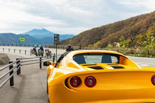 スポーツカーで秋の大菩薩ラインを走る2 スポーツカー,オープンカー,黄色い車の写真素材