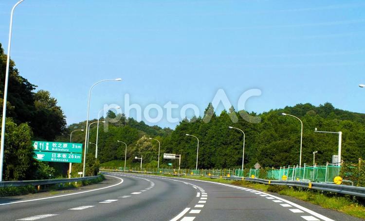 牧之原３km　案内標識が見えるカーブ 牧之原,3km,案内標識の写真素材
