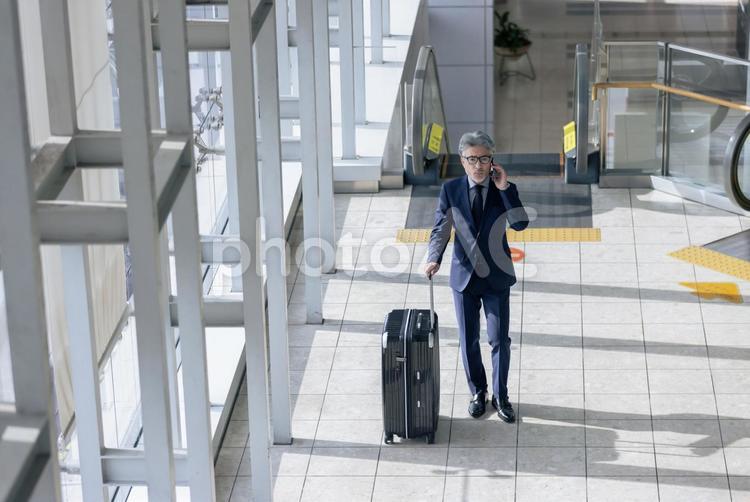ミドル男性　空港　出張 空港,ビジネス,ミドルの写真素材