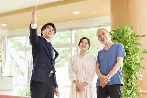 參觀護理設施的父母和孩子 參觀護理設施的父母和孩子