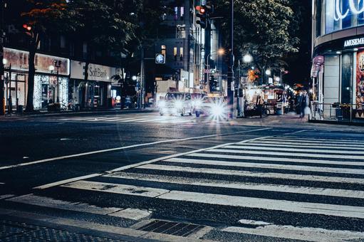 フィルム風の夜の交差点 フィルム風の夜の交差点の写真