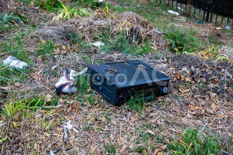 不法投棄されたガスコンロとスニーカー 不法投棄,環境汚染,ゴミ問題の写真素材