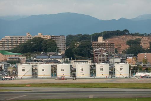 紅葉の季節の福岡空港 飛行機,航空機,旅客機の写真素材
