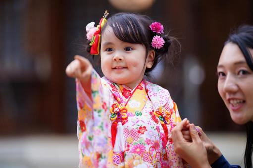 晴れ着の少女と母親のあたたかなふれあい 七五三,お参り,七五三参りの写真素材