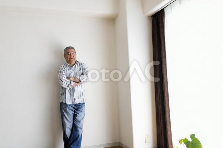 室内で立っているシニア男性 高齢者,男性,日本人の写真素材