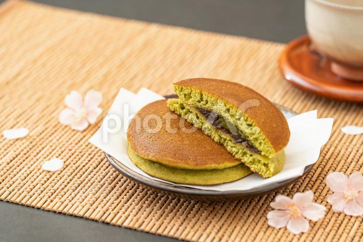 和風背景に桜と抹茶どら焼き 抹茶,抹茶スイーツ,どら焼きの写真素材