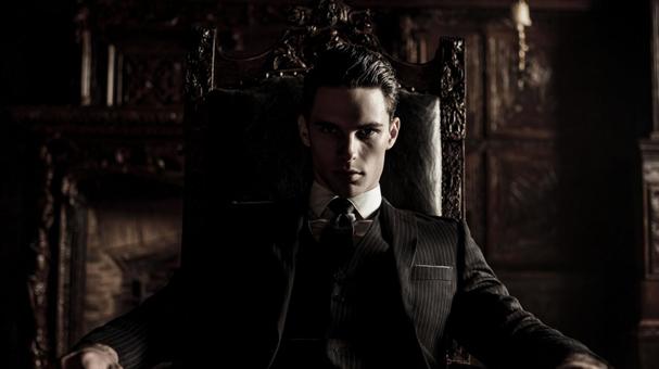 重厚な椅子に座る男性の写真