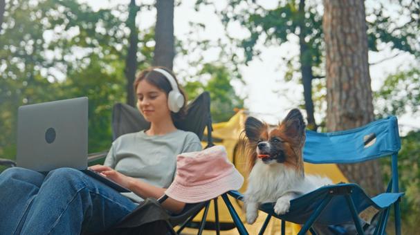 キャンプでくつろぐ女性と犬 女性,外国人,犬の写真素材