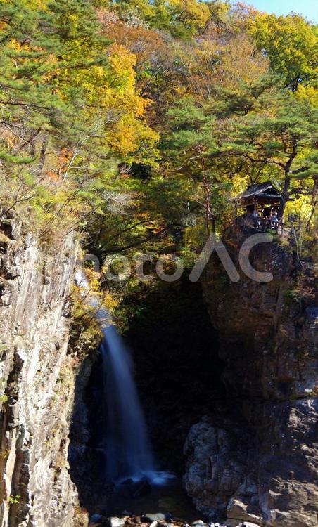 栃木県　紅葉シーズンの龍王峡　虹見の滝　たて 龍王峡,鬼怒川,滝の写真素材